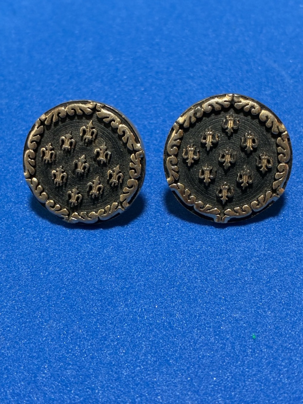 Antique-Style Black and Gold Round Cuff Links with Fleur de Lis in the center
